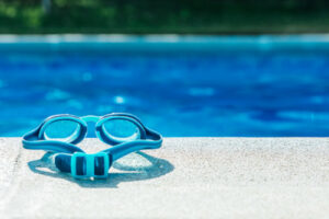 Symbolbild Schwimmbad mit Taucherbrille