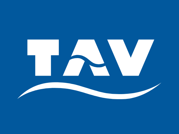 TAV Logo auf blauem Hintergrund, rein dekoratives Bild ohne weiteren Text, Aussage oder tiefere Bedeutung für den Kontext.