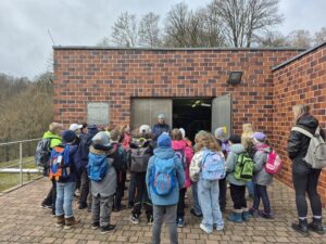 Schulklasse vor einem wasserwirtschaftlichen Bauwerk