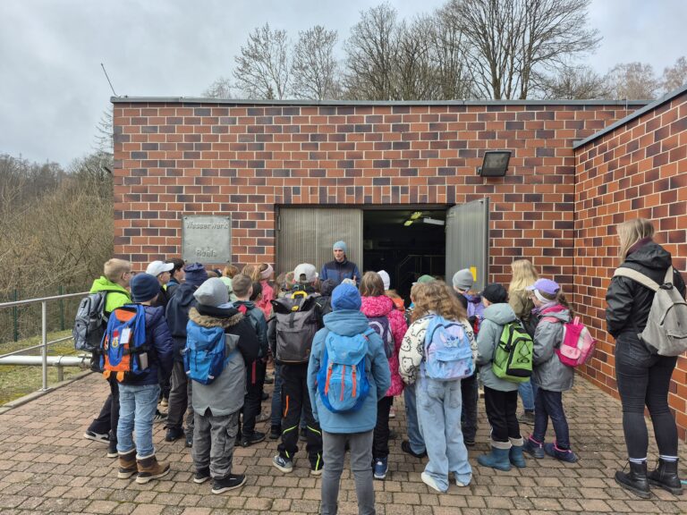 Schulklasse vor einem wasserwirtschaftlichen Bauwerk
